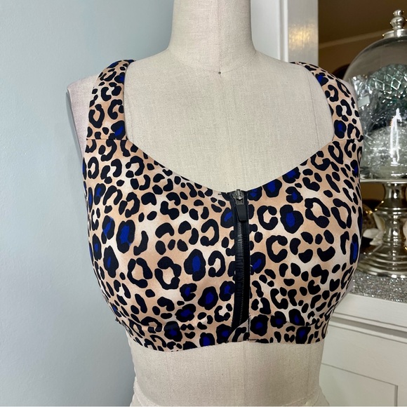 Victoria's Secret Incredible Knockout Ultra Max Front-Close Lightly Padded Bra - Picture 6 of 11